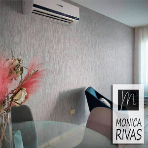 Papel Tapiz con brillo en sala Monica Rivas